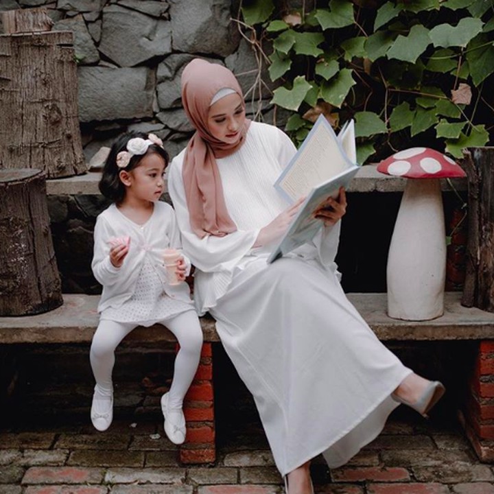 <p>Baju putih selalu jadi pilihan yang tepat untuk merayakan hari kemenangan Idul Fitri. Coba deh gaya Bunda Popy dan Kanza yang mengenakan <em>dress</em> putih. Untuk si kecil bisa tunik dan legging agar tetap nyaman seharian. Kalau Ayah tinggal mencocokan dengan hijab yang Bunda pakai ya. (Foto: Instagram @poppybungariphat)  </p>