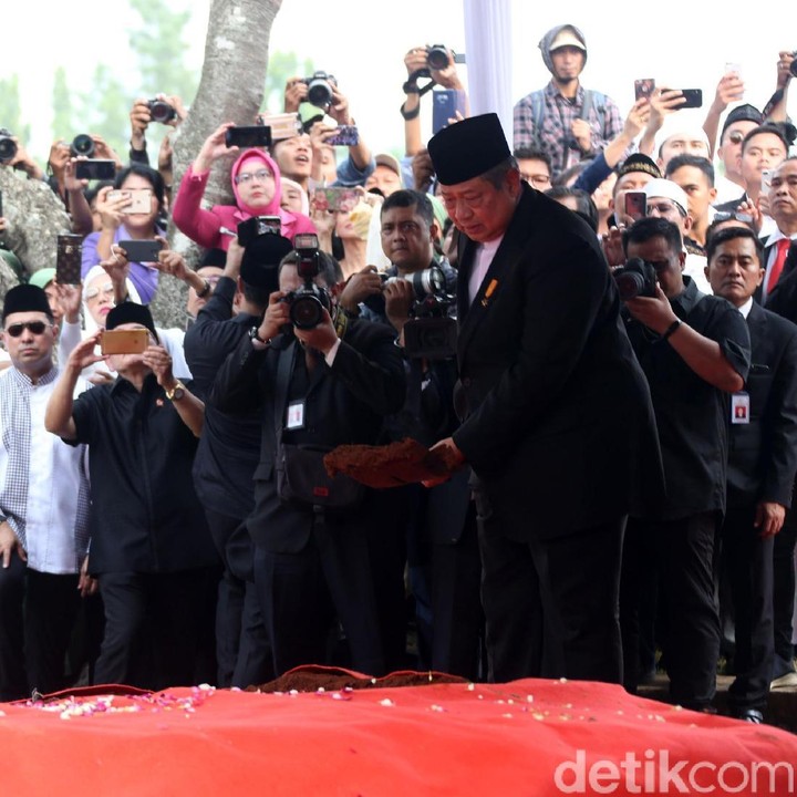 <p>SBY, selaku perwakilan keluarga, yang secara simbolik menutup makam Ani Yudhoyono, dengan memasukkan tanah ke liang lahat menggunakan sekop. (Foto: Rengga Sancaya)</p>