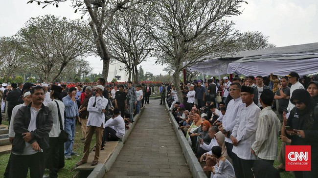 Ziarah menjadi kebiasaan keluarga sebelum dan sesudah Lebaran. Keluarga yang datang ke TMP, misalnya, bikin cuan para pedagang tambah besar.