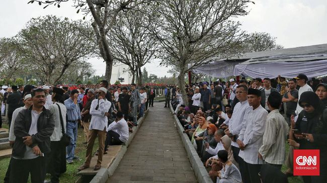Peziarah TMP Kalibata Bikin Cuan Pedagang Makanan Meroket Ziarah menjadi kebiasaan keluarga sebelum dan sesudah Lebaran. Keluarga yang datang ke TMP, misalnya, bikin cuan para pedagang tambah besar.