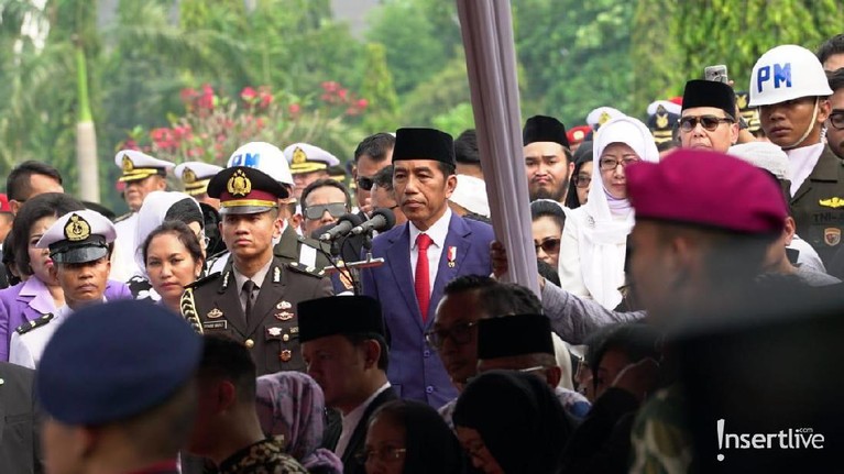 Ani Yudhoyono telah dimakamkan di Taman Makam Pahlawan Kalibata, Jakarta Selatan, Minggu (2/6). Berikut ini 10 potret prosesi pemakamannya.