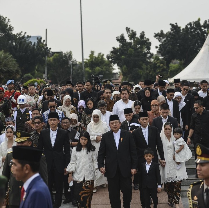 <p>Keluarga besar Susilo Bambang Yudhoyono (SBY) tiba di TMP Kalibata, Jakarta Selatan. (Foto: ANTARA FOTO/Nova Wahyudi)</p>