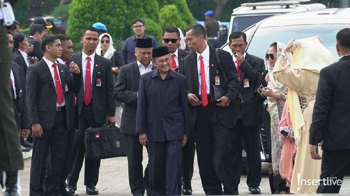 Beberapa tokoh bangsa turut hadir mengiringi pemakamanan Ani Yudhoyono di Taman Makam Pahlawan Kalibata&comma; Jakarta Selatan&comma; Mingu &lpar;2&sol;6&rpar;&period;