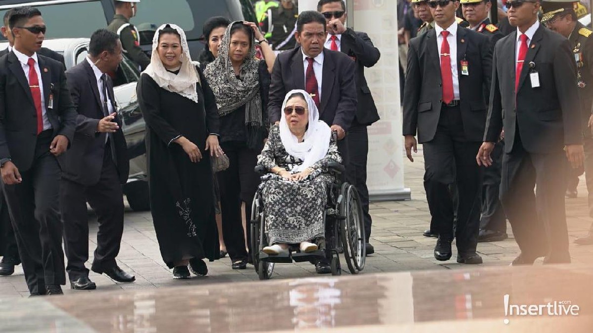 Beberapa tokoh bangsa turut hadir mengiringi pemakamanan Ani Yudhoyono di Taman Makam Pahlawan Kalibata&comma; Jakarta Selatan&comma; Mingu &lpar;2&sol;6&rpar;&period;