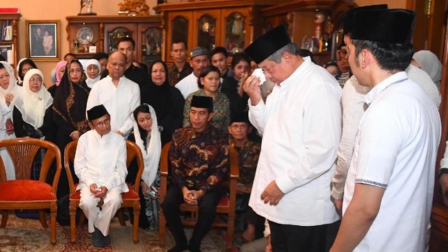 Presiden ke-6 Susilo Bambang Yudhoyono mengenang kembali warga dengan agama apapun mendoakan perjuangan Ani Yudhoyono melawan kanker darah.