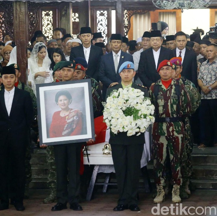 <p>Suasana saat jenazah Ani Yudhoyono diberangkatkan dan diserahkan ke pemerintah untuk dimakamkan secara militer di TMP Kalibata. (Foto: Grandyos Zafna)</p>