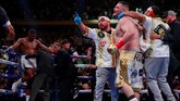 FOTO: Kejutan Andy Ruiz Menang TKO Atas Anthony Joshua Petinju asal Meksiko Andy Ruiz Jr. secara mengejutkan menjadi juara dunia kelas berat setelah menang TKO atas Anthony Joshua.