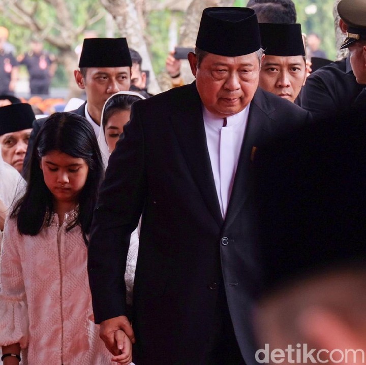 <p>SBY menggandeng cucu pertama, Almira Tunggadewi Yudhoyono, menuju ke pemakaman. (Foto: Andhika Prasetia)</p>