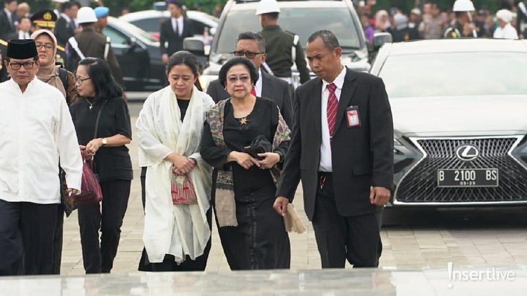 Beberapa tokoh bangsa turut hadir mengiringi pemakamanan Ani Yudhoyono di Taman Makam Pahlawan Kalibata, Jakarta Selatan, Mingu (2/6).