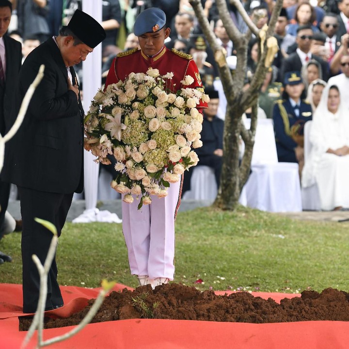 <p>Suasana pemakaman, SBY menatap haru pusara sang istri tercinta. (Foto: ANTARA FOTO/Puspa Perwitasari)</p>