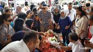 Kepergian Ani yudhoyono juga menjadi duka bagi warga Indonesia&period; Berikut ini suasana saat warga mendatangi makam Ibu Ani Yudhoyono untuk berdoa dan tabur bunga&period;