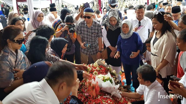 Kepergian Ani yudhoyono juga menjadi duka bagi warga Indonesia. Berikut ini suasana saat warga mendatangi makam Ibu Ani Yudhoyono untuk berdoa dan tabur bunga.