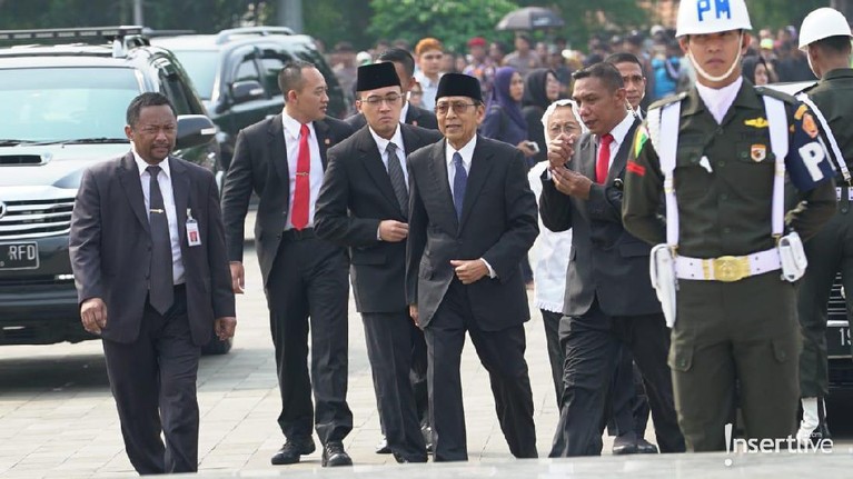 Beberapa tokoh bangsa turut hadir mengiringi pemakamanan Ani Yudhoyono di Taman Makam Pahlawan Kalibata, Jakarta Selatan, Mingu (2/6).