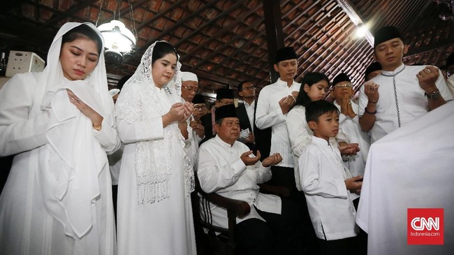 SBY disebut akan melaksanakan shalat Id di sekitar Cikeas, kemudian berziarah ke makam Ani Yudhoyono di TMP Kalibata. 