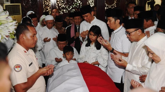 Ani Yudhoyono memilih batik hitam dengan hiasan burung phoenix sebagai baju keluarga pada Idul Fitri kali ini seakan menjadi firasat duka jelang kepergiannya.