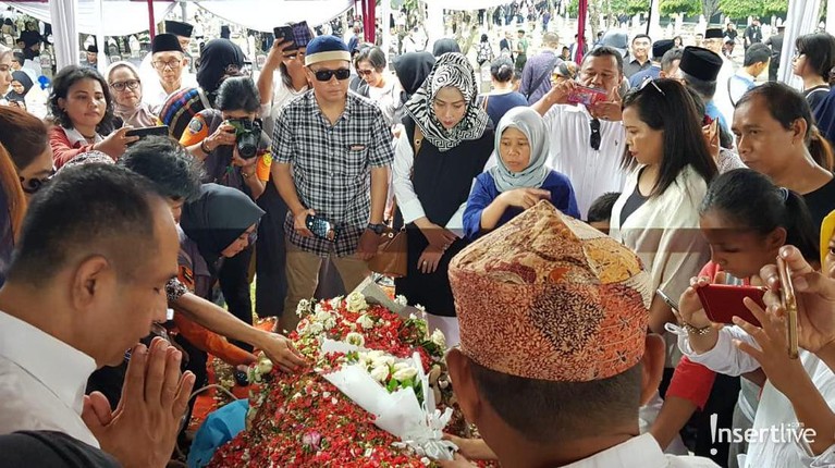 Ani Yudhoyono telah dimakamkan di Taman Makam Pahlawan Kalibata, Jakarta Selatan, Minggu (2/6). Berikut ini 10 potret prosesi pemakamannya.