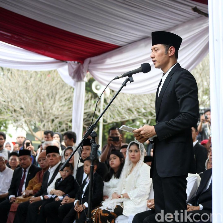 <p>Agus Harimurti Yudhoyono (AHY) saat memberikan sambutan di upacara pemakaman sang ibu. "Selamat jalan Memo, we love you and we will forever miss you," ucapnya. (Foto: Rengga Sancaya)</p>