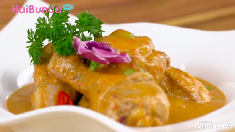 Patut dicoba nih, Bunda, untuk menu sahur keluarga esok pagi. Gulai Belacan Ayam, sajian khas Kepualauan Riau.