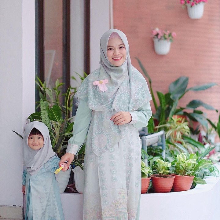 <p>Ghaida Tsurayya kompak bersama si bungsu mengenakan kaftan nih, Bun. Kombinasi warna pastel yang sejuk, cocok untuk Bunda maupun si kecil saat merayakan Lebaran nanti. (Foto: Instagram @gdaghaida) </p>