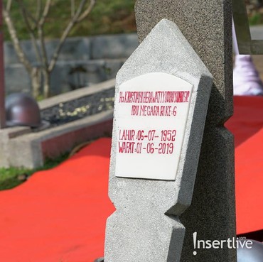 Warga Serbu Makam Ani yudhoyono untuk Doa dan Tabur Bunga