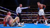 FOTO: Kejutan Andy Ruiz Menang TKO Atas Anthony Joshua Petinju asal Meksiko Andy Ruiz Jr. secara mengejutkan menjadi juara dunia kelas berat setelah menang TKO atas Anthony Joshua.