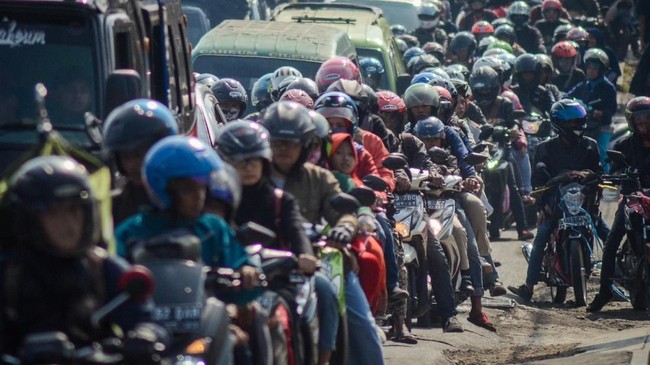 Polisi memberlakukan sistem buka tutup jalur untuk mengatasi kepadatan arus kendaraan bermotor pada masa libur panjang Waisak 2025 di Garut.