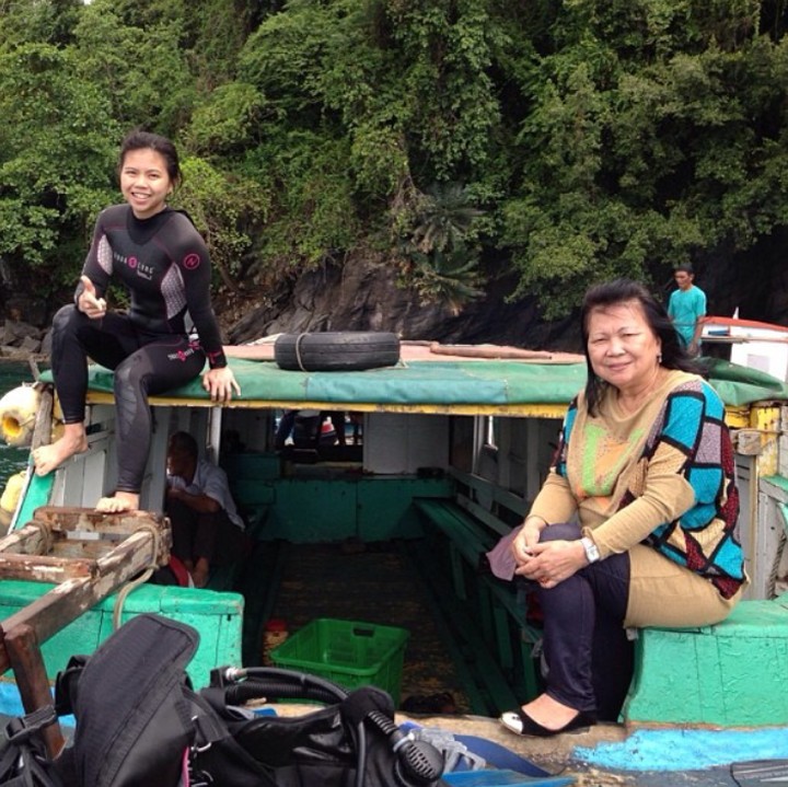 <p>Menikmati keindahan Pulau Lembeh, Bitung, Sulawesi Utara, bersama ibunda tercinta. (Foto: Instagram/ @greyspolii)</p>