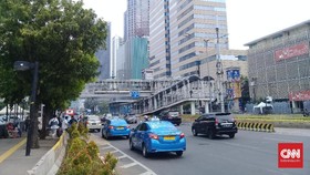 Panjat Rambu di Thamrin, Pria Pasang Spanduk untuk Kapolri
