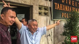 Keluar Penjara, Lieus Sungkharisma Acungkan Salam Dua Jari