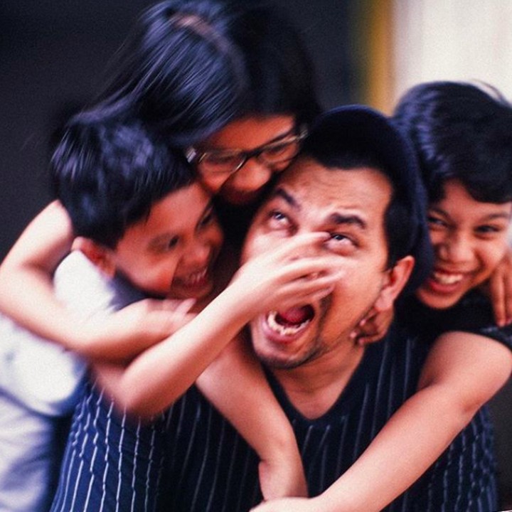 <p>Waduh, Ayah Tompi diapain nih sama ketiga anaknya? Meski begitu, ayah dan anak-anaknya ini tetap happy ya, Bun. (Foto: Instagram/ @dr_tompi)</p>
