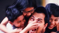 <p>Waduh, Ayah Tompi diapain nih sama ketiga anaknya? Meski begitu, ayah dan anak-anaknya ini tetap happy ya, Bun. (Foto: Instagram/ @dr_tompi)</p>