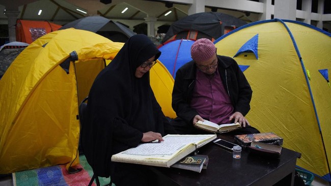 FOTO: Menjemput Lailatul Qadar di Masjid Habiburrahman