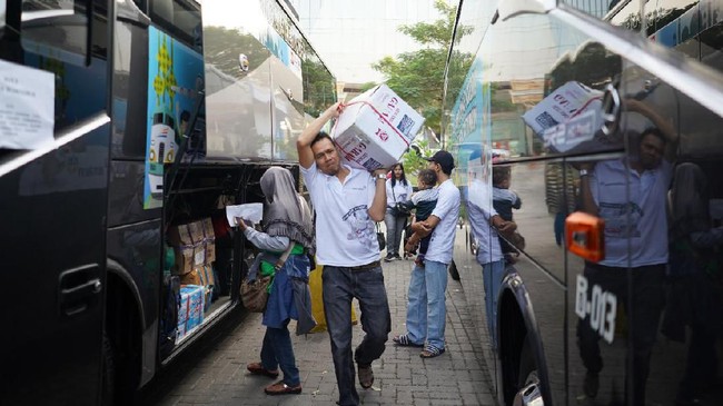 PT Aneka Tambang Tbk (Persero) memberangkatkan 2.000 pemudik dengan dua moda transportasi yakni bus dan kapal ferry.