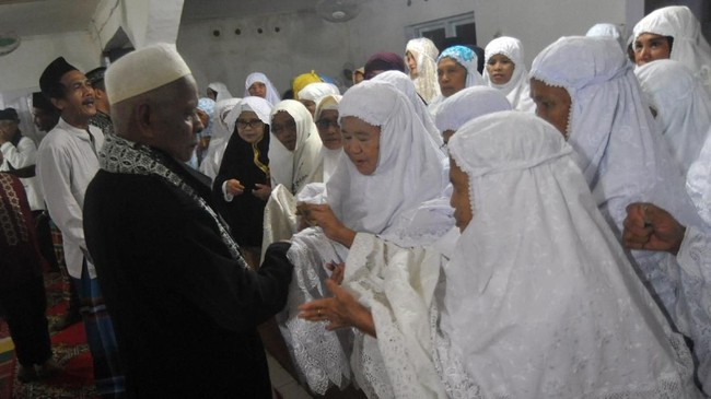 Beberapa Muslim sudah salat Idul Fitri hari ini, termasuk 100 pengikut Jamaah Tarekat Naqshabandiyah di Padang dan puluhan jemaah Al Muhdlor di Tulungagung.
