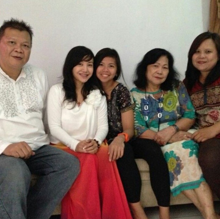<p>Berkumpul bareng ayah, ibu, dan saudara, jadi waktu berharga untuk Greysia. (Foto: Instagram/ @greyspolii)</p>