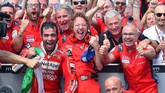 Petrucci (kiri) berpesta bersama para staf tim Ducati. (REUTERS/Rafael Marrodan/Photocall3000)