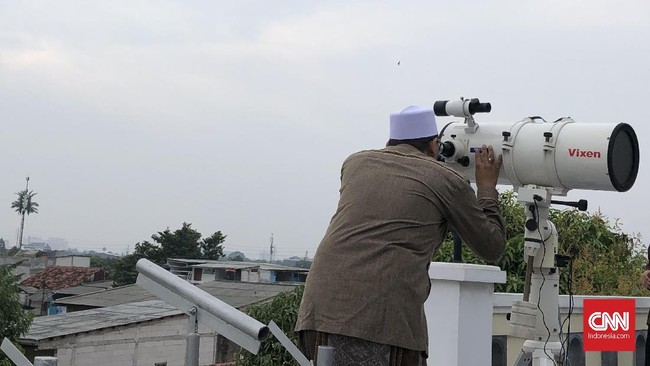 Aktivitas pemantauan hilal di Masjid Al-Musari’in, Kembangan, Jakarta Barat. Masjid ini merupakan satu dari empat titik pemantauan hilal di DKI Jakarta, Senin (3/6).