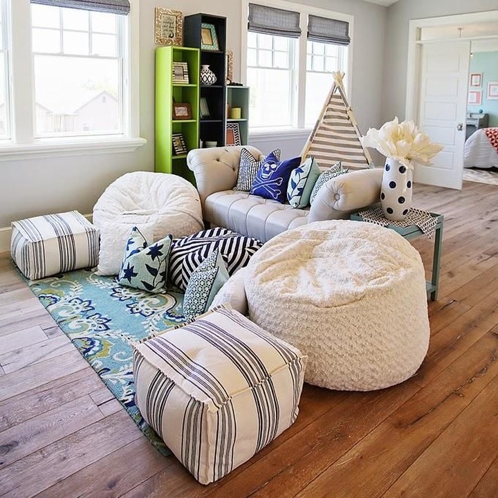 <p>Jika ada anggota keluarga yang masih balita, perbanyak bantal atau bean bag. Lalu jauhkan meja yang memiliki sudut yang tajam. Hal ini untuk menghindari kepala si kecil terbentur. (Foto: Pinterest/ onecrazyhouse)</p>