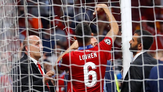 Bek Liverpool Dejan Lovren menggunting jaring gawang Stadion Wanda Metropolitano, venue final Liga Champions, usai mengalahkan Tottenham Hotspur 2-0.
