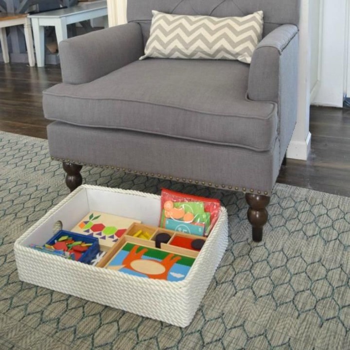 <p>Jika dirasa terlalu repot mengeluarkan rak mainan, sediakan wadah seperti ini yang bisa disimpan di bawah kursi atau sofa. (Foto: Pinterest/ onecrazyhouse)</p>