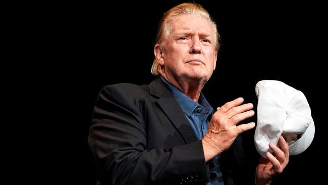Setelah bertahun-tahun punya 'poni lempar' Donald Trump pamer gaya 'rambut baru' yang terlihat seperti Michael Douglas.