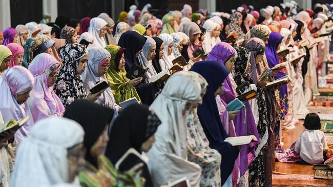 Malam Lailatul Qadar bertepatan dengan malam diturunkannya Al-Qur'an dari Lauhul Mahfudz oleh Allah 'azza wa jalla secara menyeluruh ke langit dunia.
