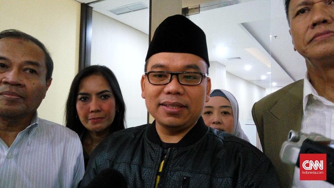 Usai penahanannya ditangguhkan, Mustofa Nahrawardaya akan langsung periksa kesehatan di rumah sakit dekat rumahnya.