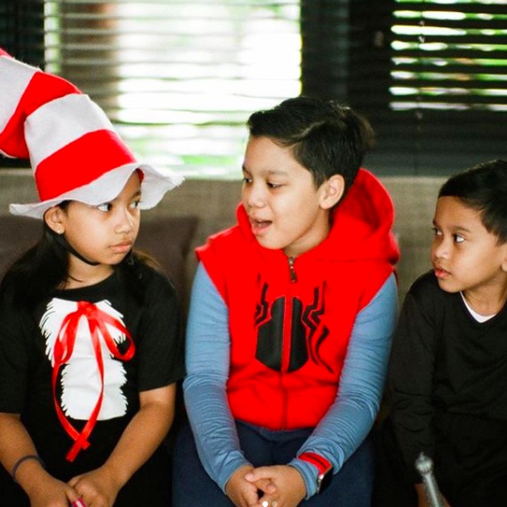 <p>Hmm, kira-kira apa yang lagi dibicarakan kakak beradik ini? Serius banget. (Foto: Instagram/ @dr_tompi)</p>