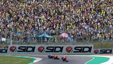 Para penggemar Rossi dengan mayoritas kaus kuning di tribune Sirkuit Mugello MotoGP Italia 2019 kecewa lantaran jagoannya terjatuh di awal-awal lap. (REUTERS/Rafael Marrodan/Photocall3000)