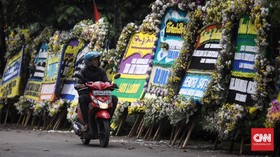 Karangan Bunga Duka Megawati yang Tertinggal di Cikeas