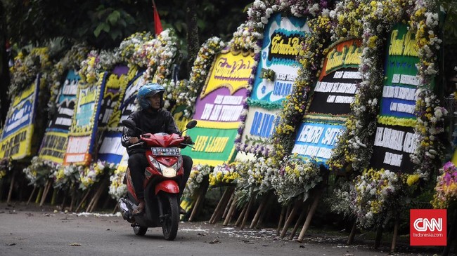 Karangan bunga ucapan duka atas kepergian Ani Yudhoyono masih nampak di seputar kawasan Cikeas. Salah satunya milik Ketua Umum PDIP Megawati Soekarnoputri.