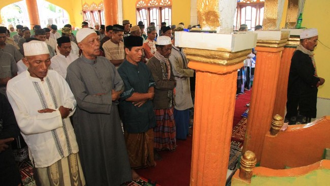 Ribuan jemaah Tarekat Syattariyah atau pengikut Abu Habib Muda Seunagan Kabupaten Nagan Raya, Aceh merayakan Idul Fitri 1443 hari ini, Sabtu (30/4).