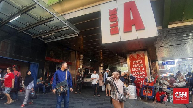 Pengangkut barang dan penjual baju grosir menilai pendapatan mereka menurun pada bulan ini, dan tak sebanding dengan Ramadan sebelumnya.