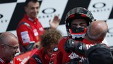 Petrucci histeris kegirangan karena untuk kali pertama memenangkan salah satu seri MotoGP sepanjang kariernya. Apalagi, kemenangan itu semaki berkesan karena di seri MotoGP Italia. (AP Photo/Antonio Calanni)